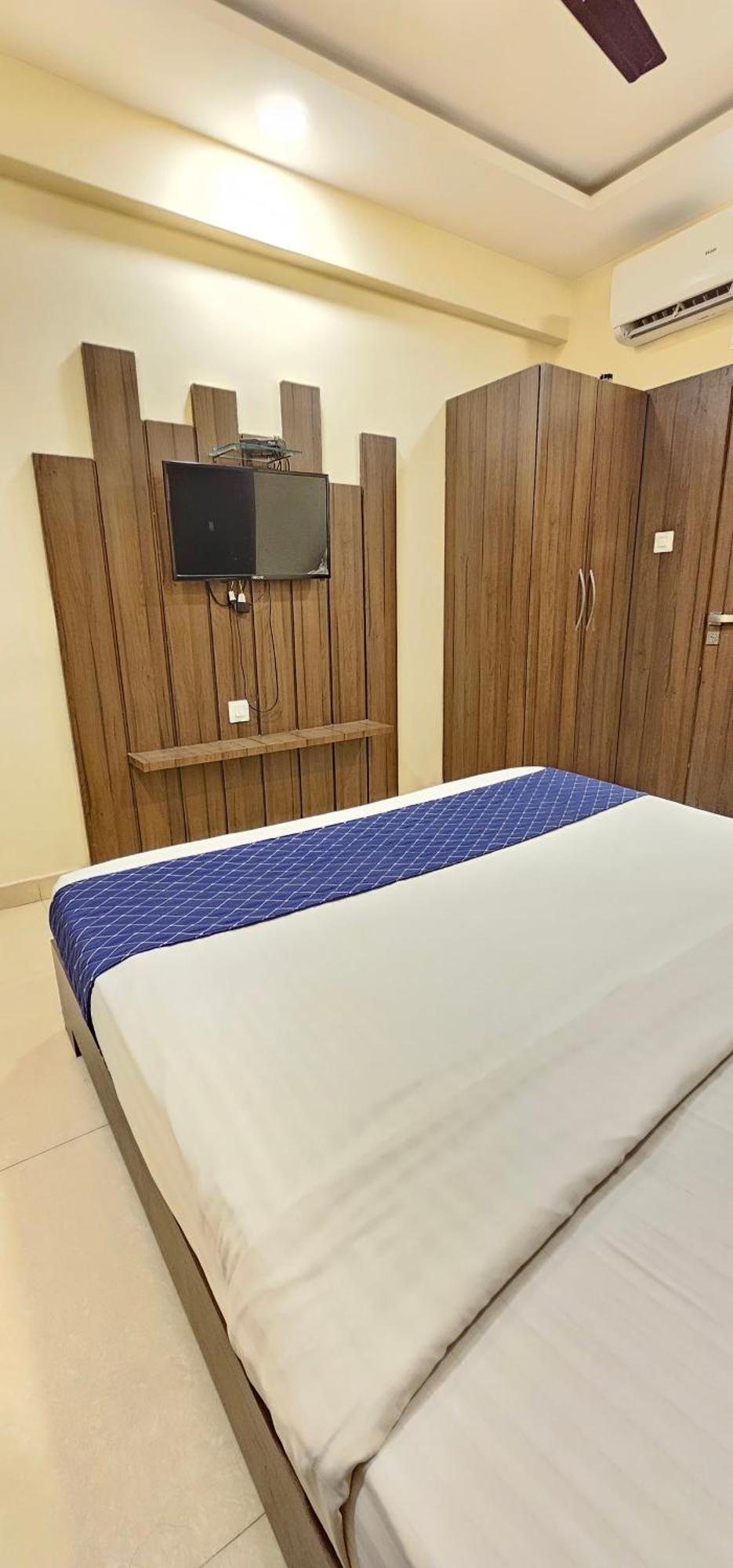 Stayguru Hotel Atithi Bhuj Bagian luar foto