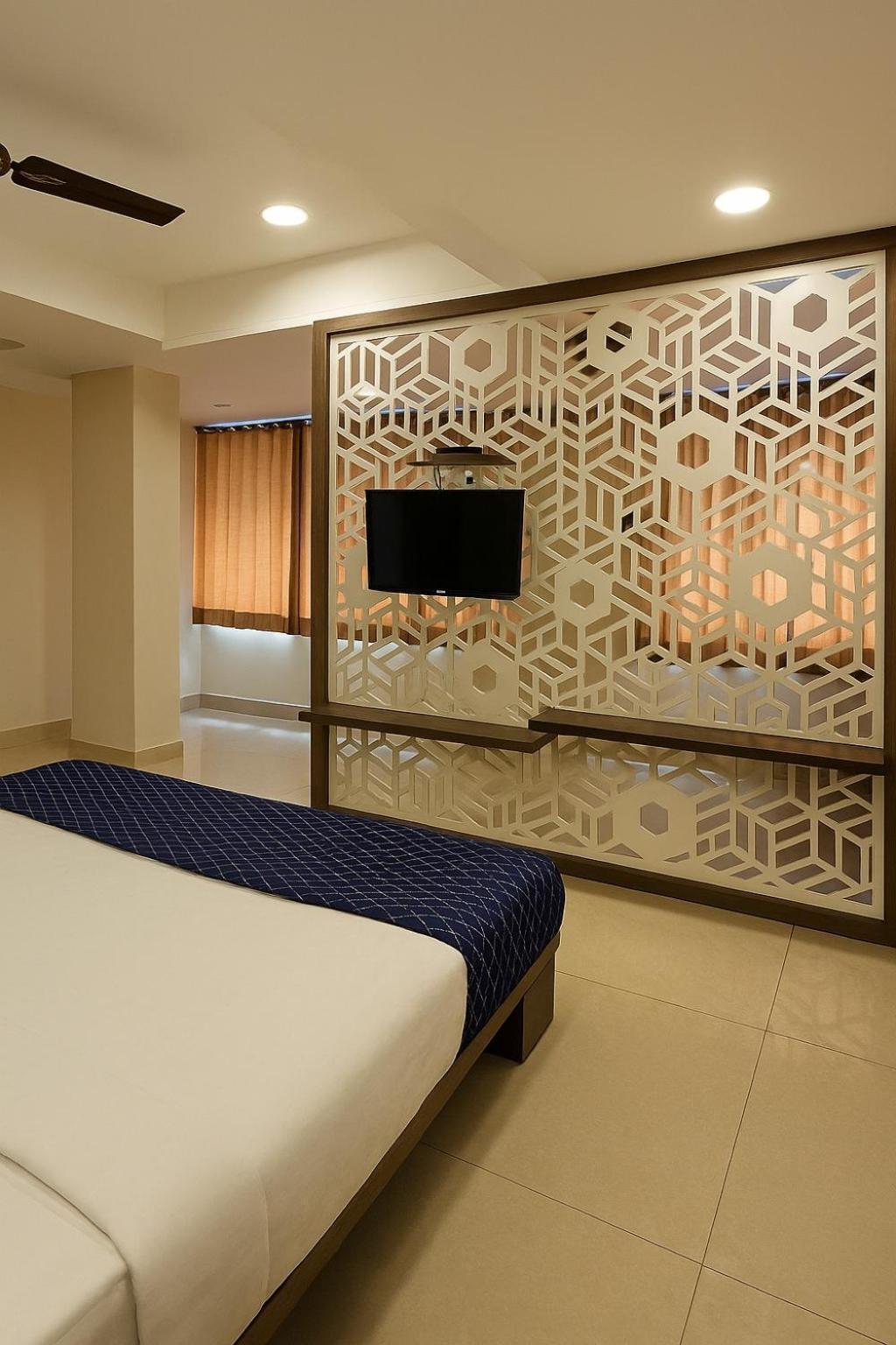 Stayguru Hotel Atithi Bhuj Bagian luar foto